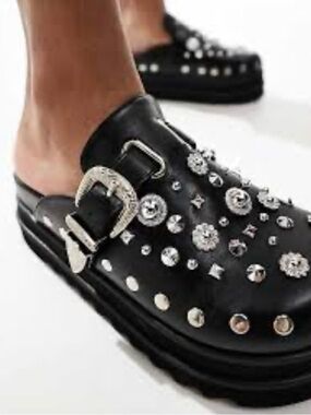 Azalea Wang Swiftly Studded Platform
Clogs in Black Size 6.5